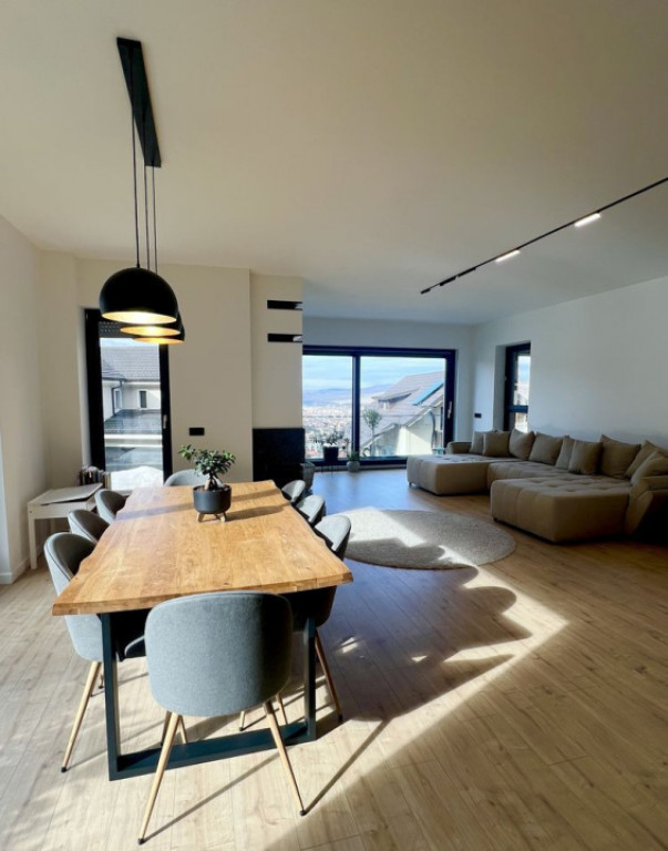 Casa ultra exclusvista, 305 mp, Zona Sub Cetate, Floresti