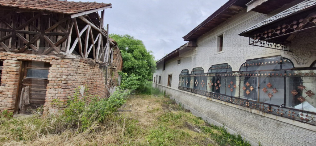 Domeniu polivalent, ideal pentru 2 familii / afacere, 300 mp
