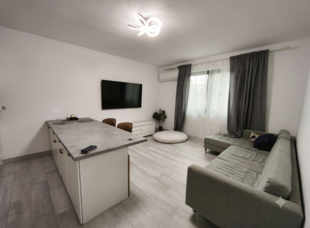 Apartament de inchiriat cu 3 camere, parter, zona centrala,