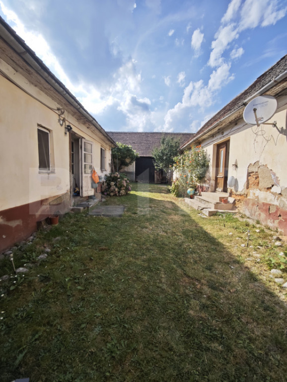 Casă de vanzare, 2 corpuri, 120 mp, teren 454 mp, zona Dumb
