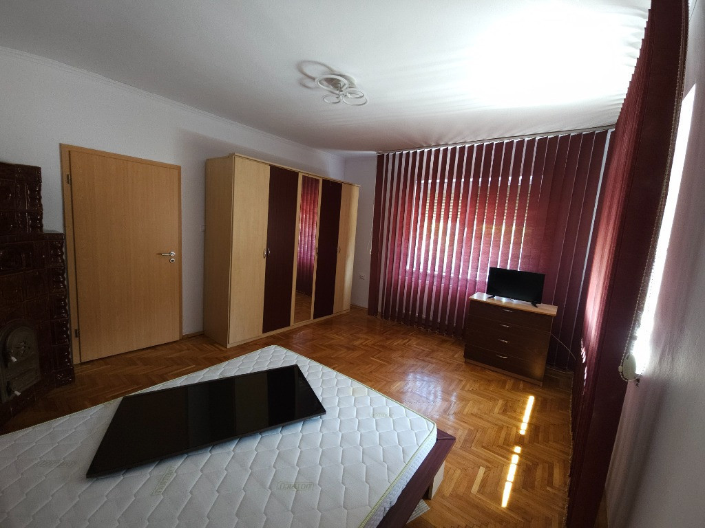 Proprietar închiriez apartament trei camere la casă Calea Martirilor