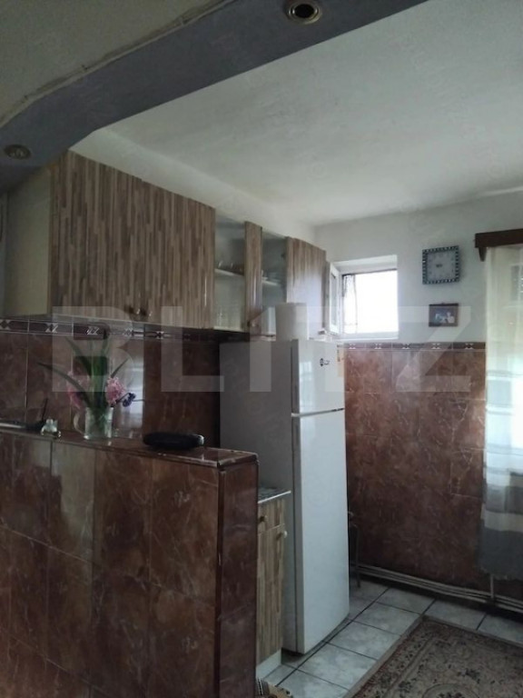 Apartament cu 3 camere, zona Blocuri, decomandat