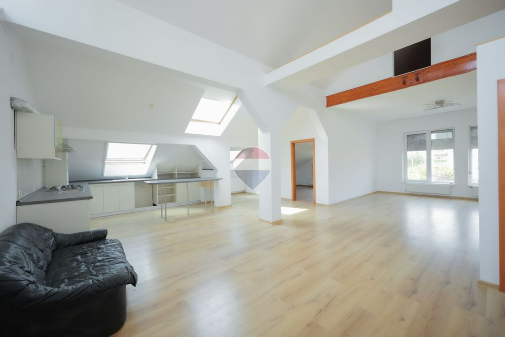 Apartament la mansardă – peste 140 mp utili | 3 dormit...