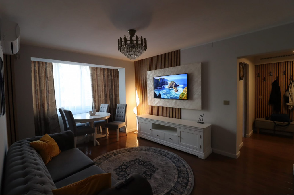- Etaj 1 - Renovat 2025 -2 camere 53mp, zona Piata Mare.