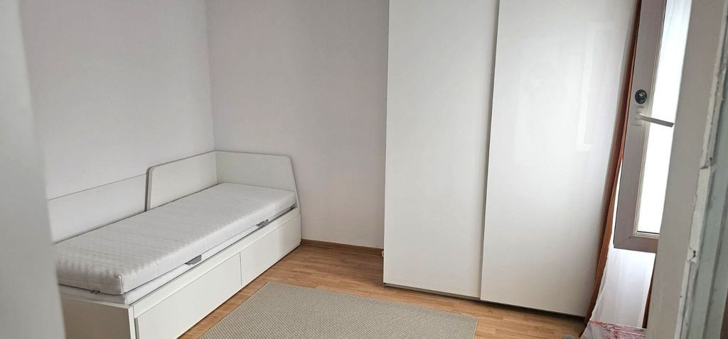 De inchiriat apartament cu o camera si balcon, etaj 4, Ma...
