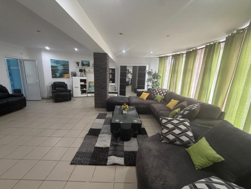 Se vinde casă spatioasa și spațiu comercial – Butoie?