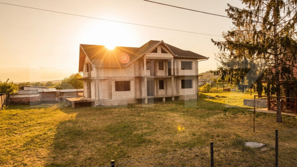 Casa 300mp, teren 1900 mp intravilan, 6 dormitoare, 2 garaje