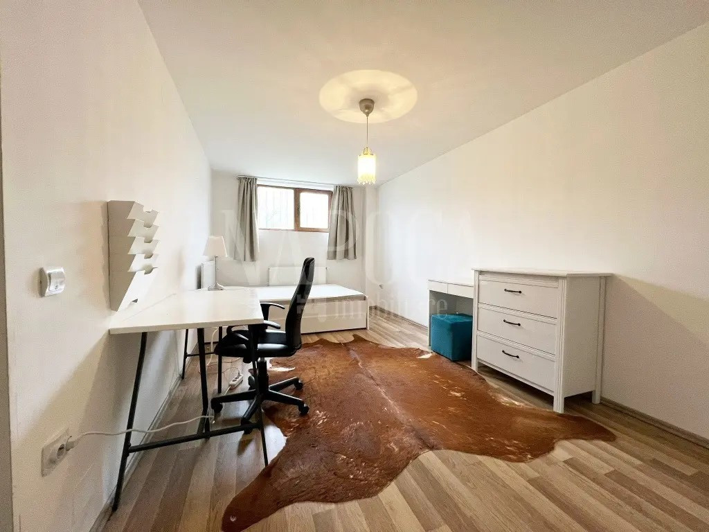 Închiriez apartament trei camere cu parcare central