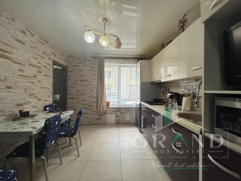 Apartament de vanzare 2 camere decomandate, zona Tineretului