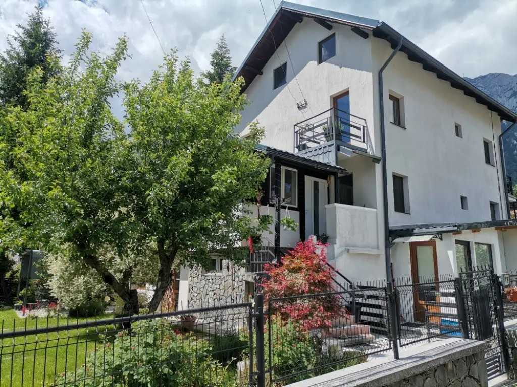 Vila pensiune 4 apartamente 4 nivele Bușteni zona Valea alba