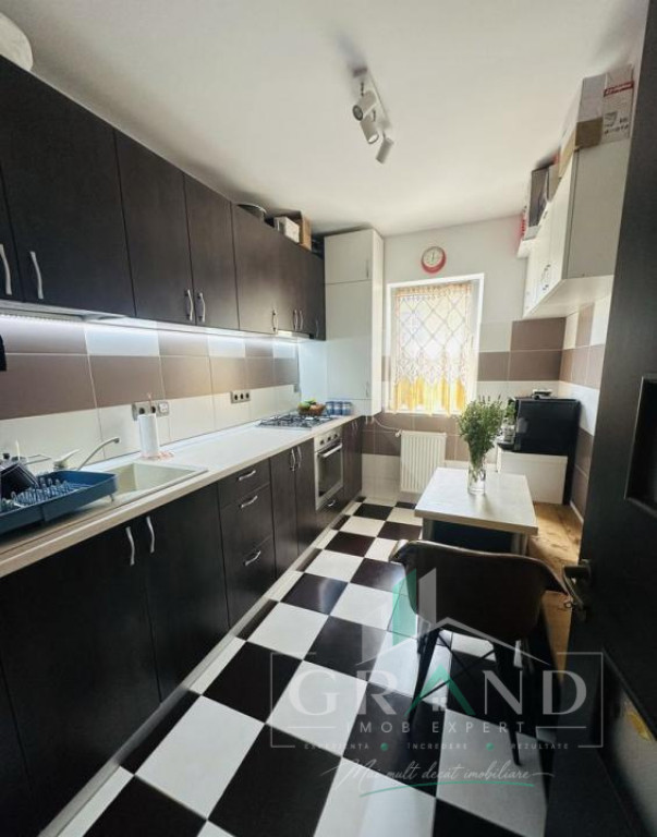 Apartament 2 camere + loc parcare de vanzare, în Floresti
