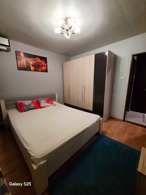 Vând apartament cu doua camere decomandat strada Midiei