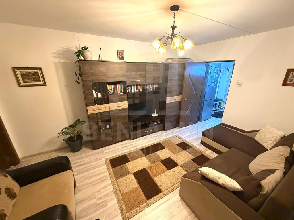3 camere semidecomandat etaj 3 mobilat utilat - Valea Ros...