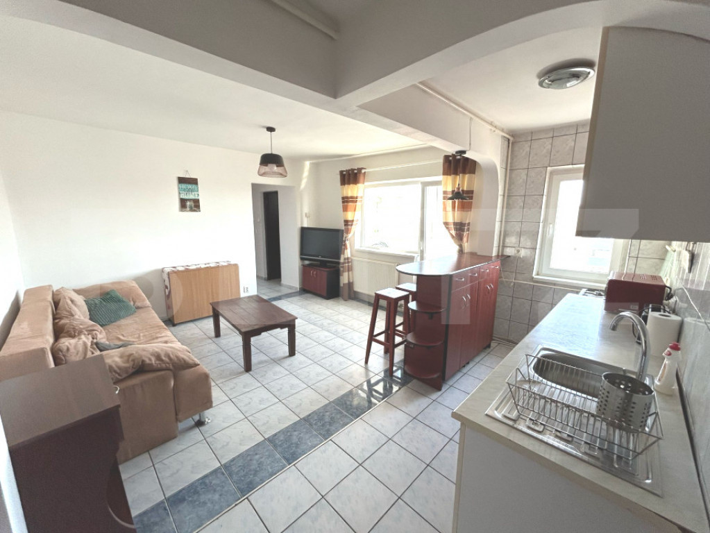 Apartament 4 camere, 55 mp decomandat, zona Cetate