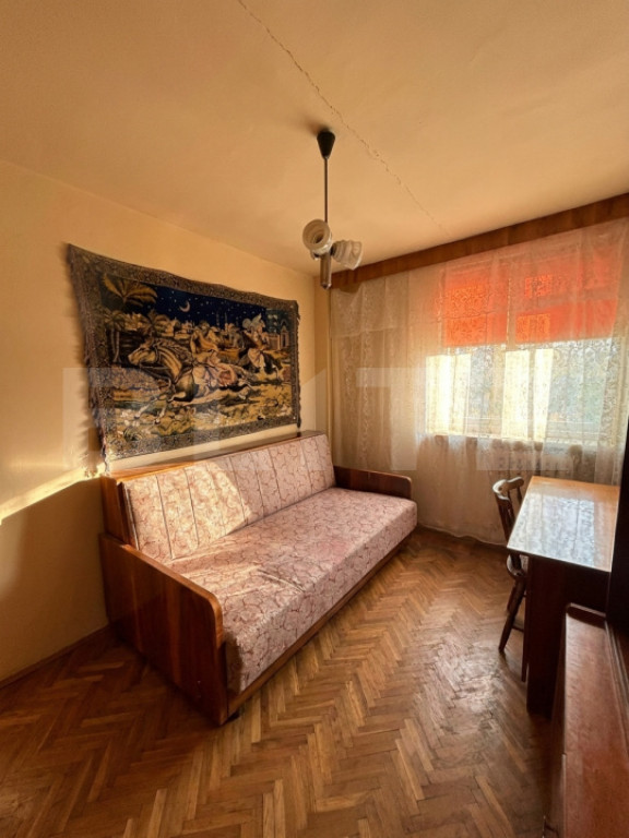 Apartament cu 3 camere, etajul 1, decomandat