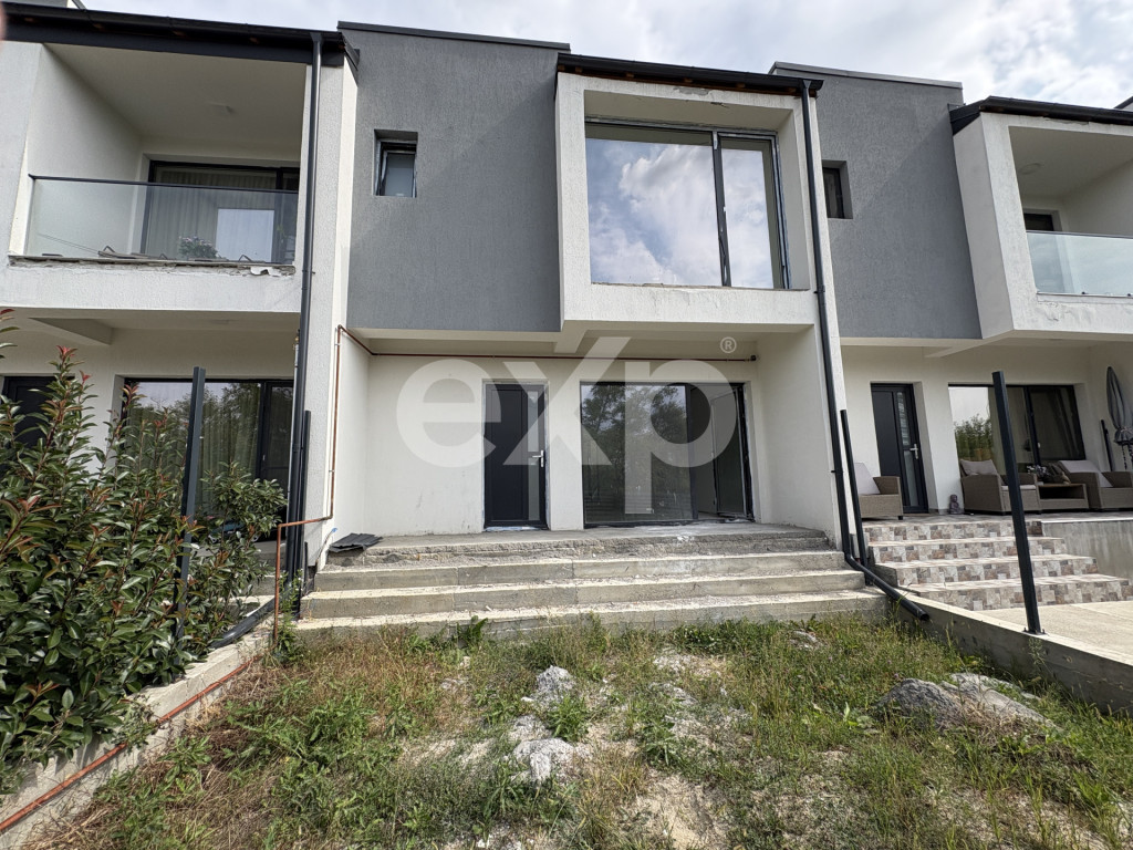 Casă de vânzare într-un triplex I Smeura, strada Olteni I