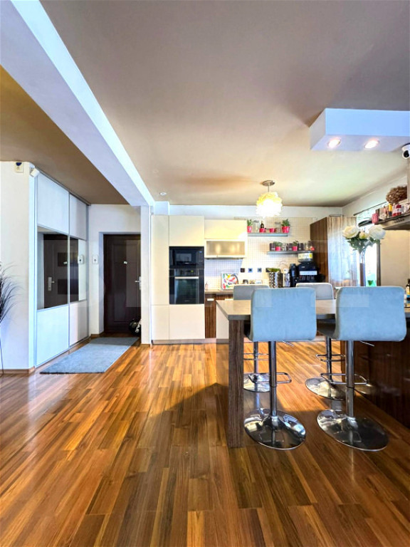 Apartament 3 camere, 77 mp, 2 băi, etaj 1, parcare, Sub Cet