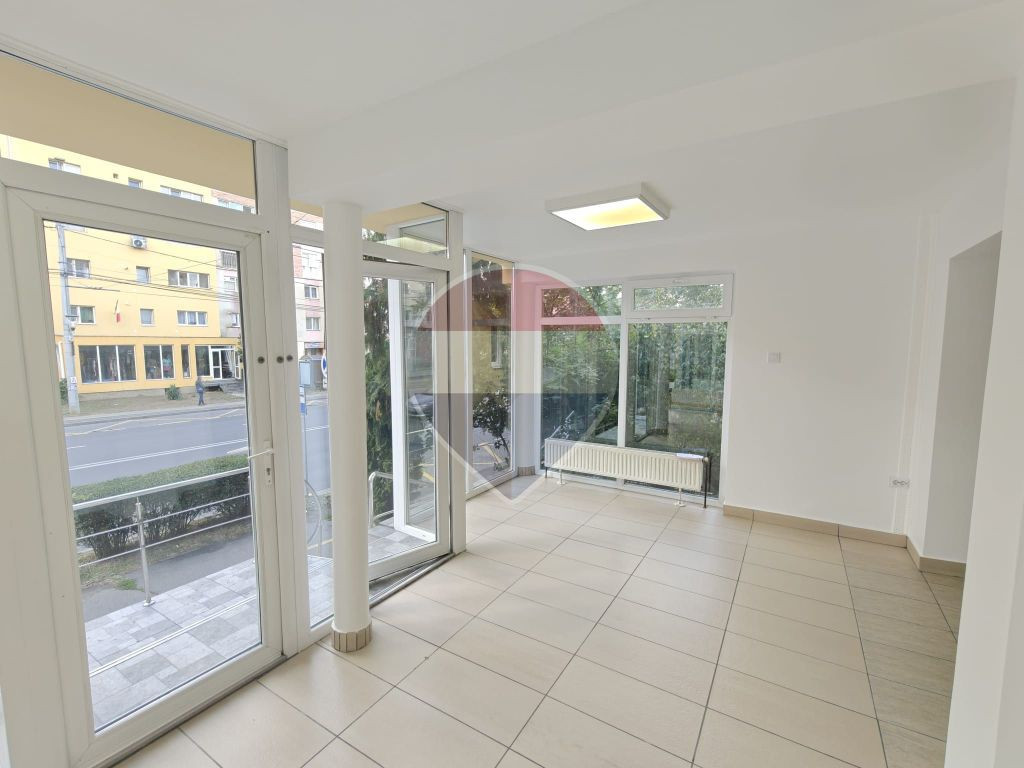 Spațiu comercial/birouri, acces separat, suprafață generoasă