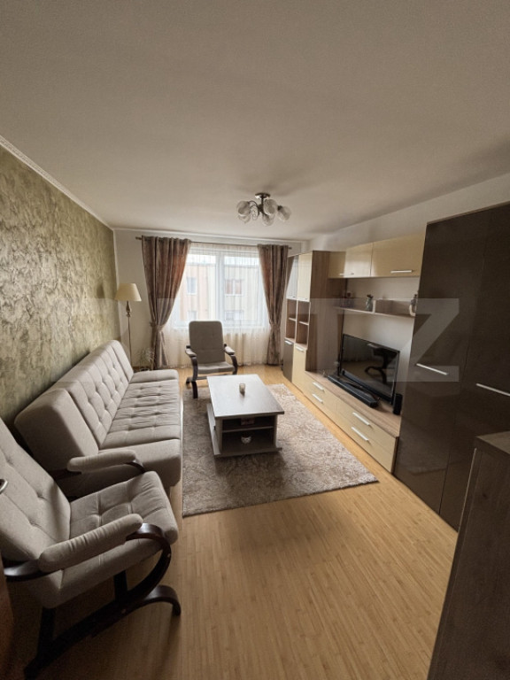 Apartament de vanzare - 3 camere - complet mobilat și utila