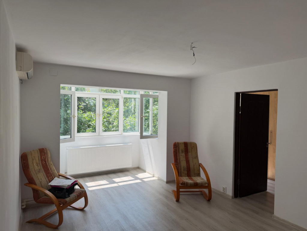 Apartament 3 camere, 49 mp, renovat recent centrala proprie,