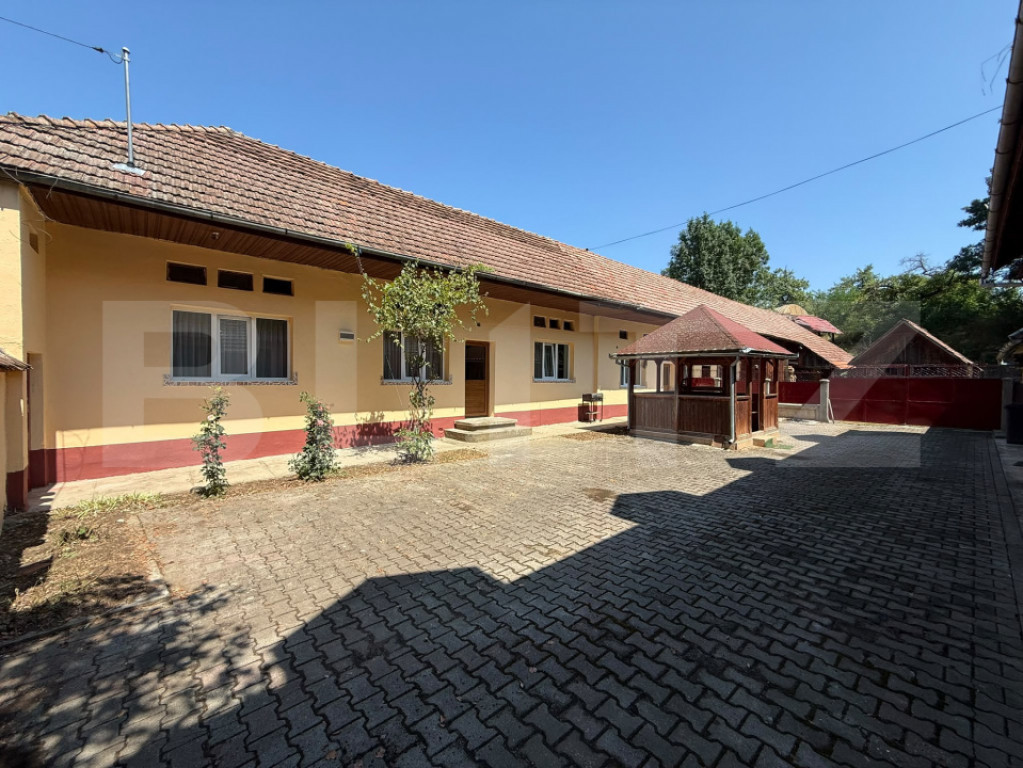Pensiune + casă pe 5.500 mp, la poalele Munților Făgăra?