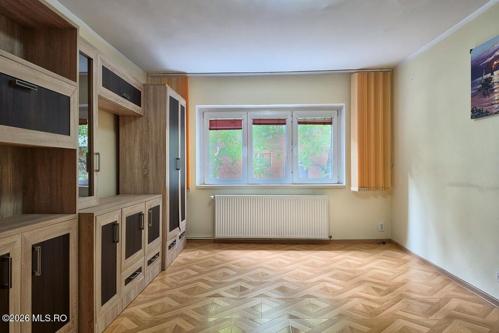 Mircea Cel Batran - 3 Camere, Decomandat, 2 Bai, Centrala