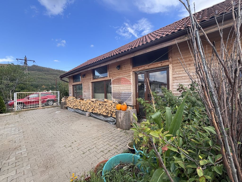 Teren 9,500 mp cu sere si utilitati langa DN 14