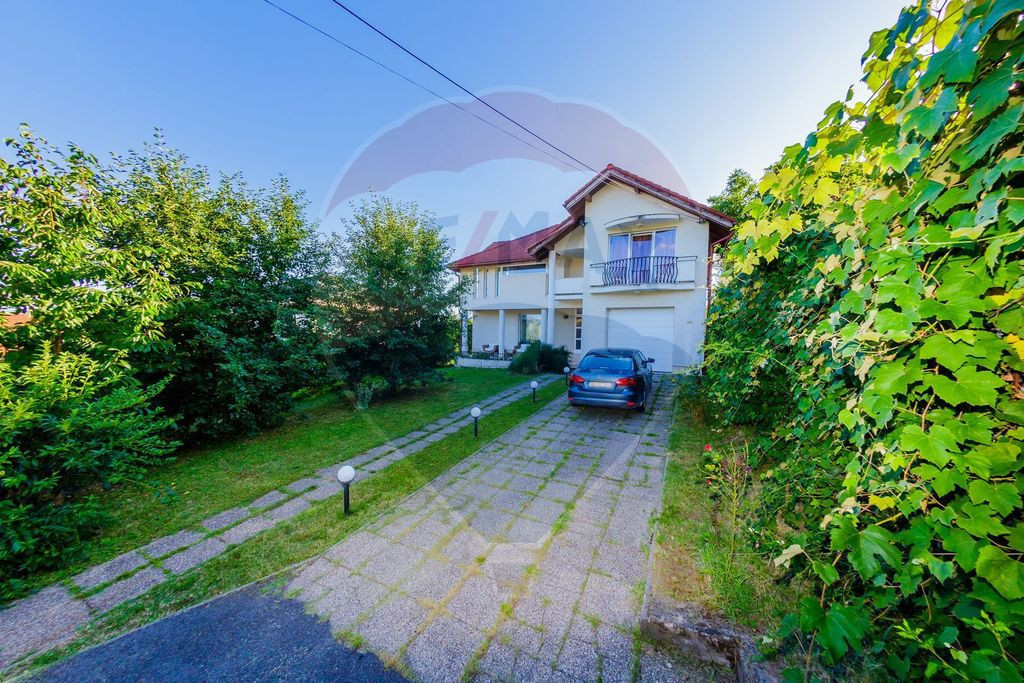 Casă elegantă în zonă exclusivistă, cu priveliște de vis