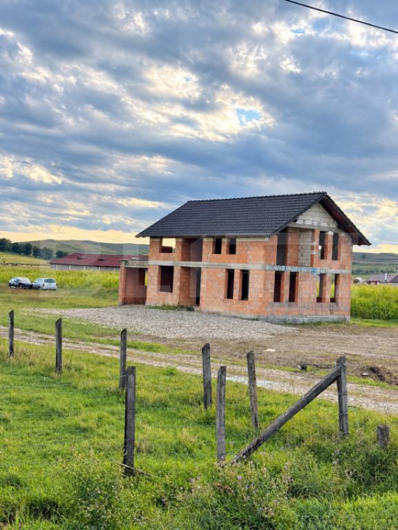 Casă individuală , 180 mp utili, teren de 1.500 mp, la 16