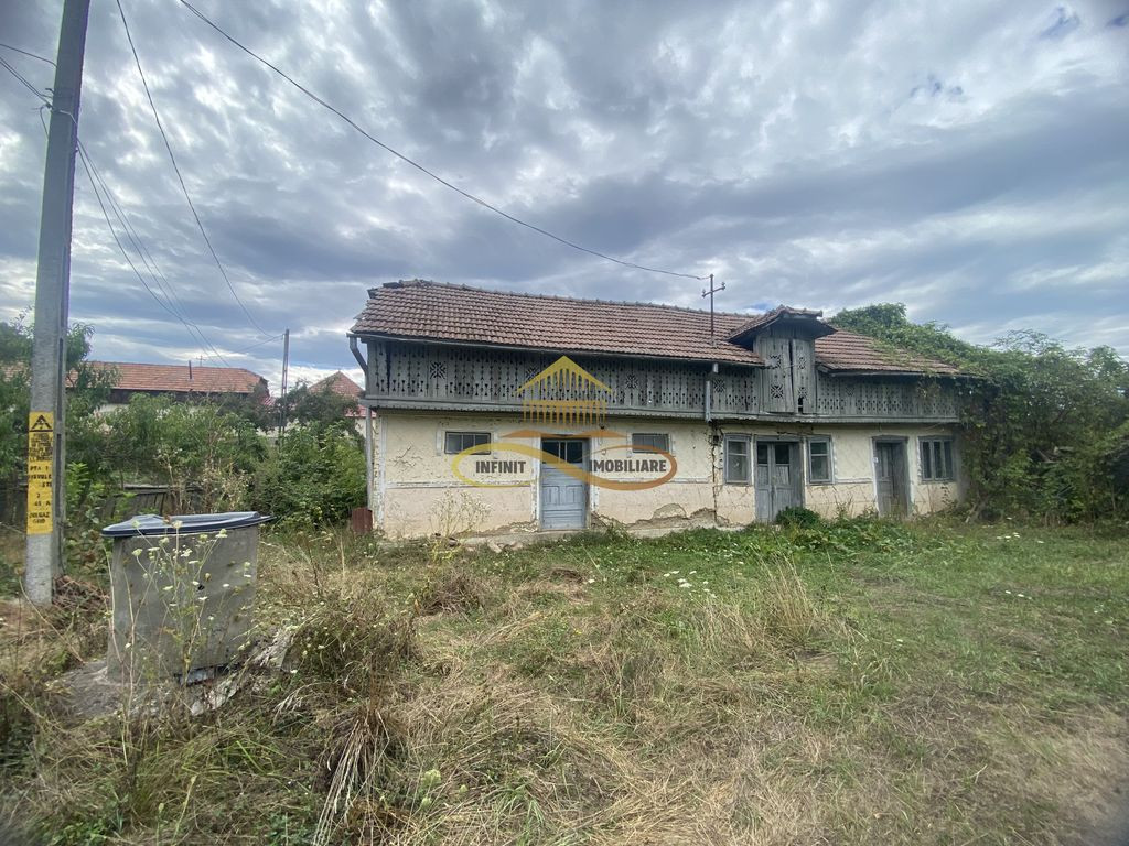 Casa batraneasca + teren de 1285 mp , Parvulesti, Bacau