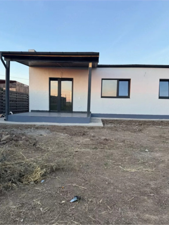 Casa individuala de vanzare, 126 mp, teren 700 mp, zona Piel