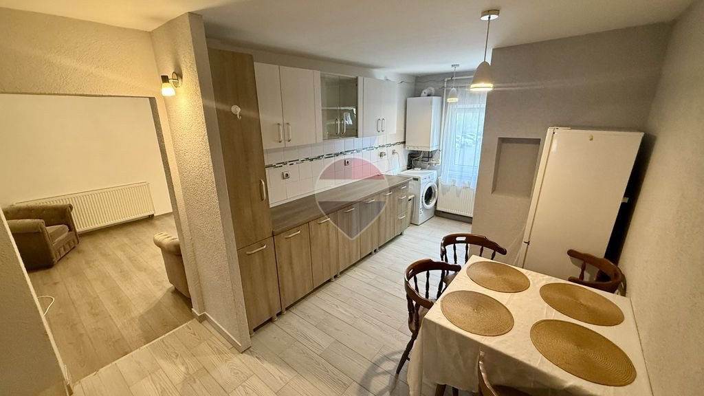 Apartament cu 3 camere de închiriat