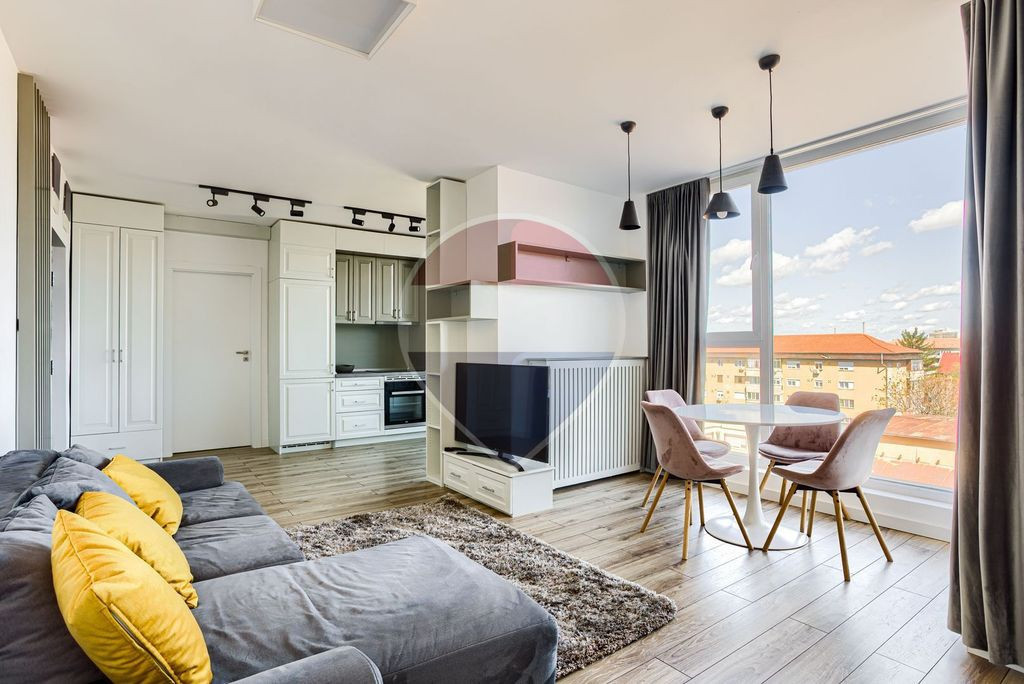 Apartament cu 2 camere de inchiriat la Arad Plaza + loc d...