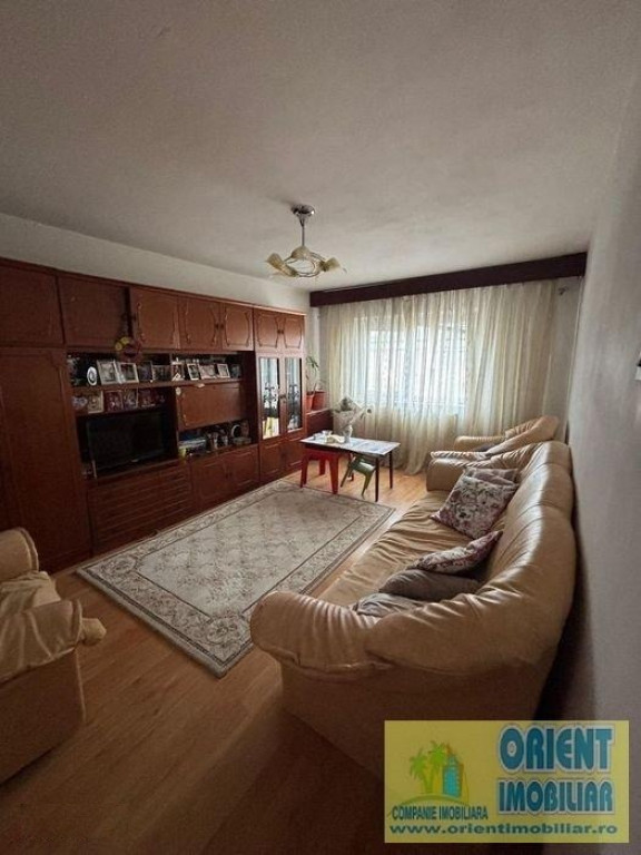 Dacia, de vanzare apartament 3 camere, decomandat, gaze