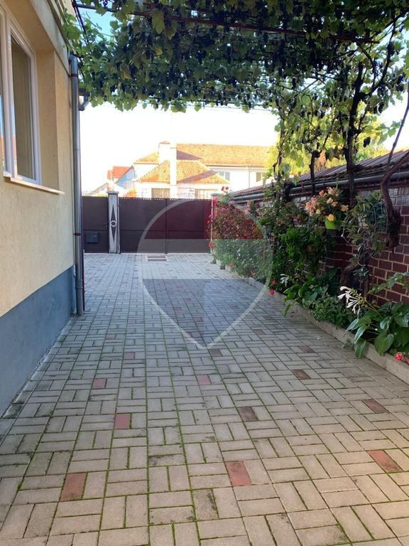 Locuință cochetă de închiriat într-o zonă liniștit...