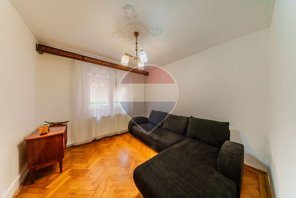 Apartament cu 3 camere, in zona Boul Rosu