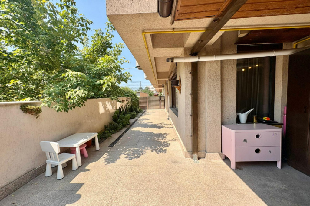 Bazilescu, Apartament 3 camere 104 mp, cu parcare si curte.