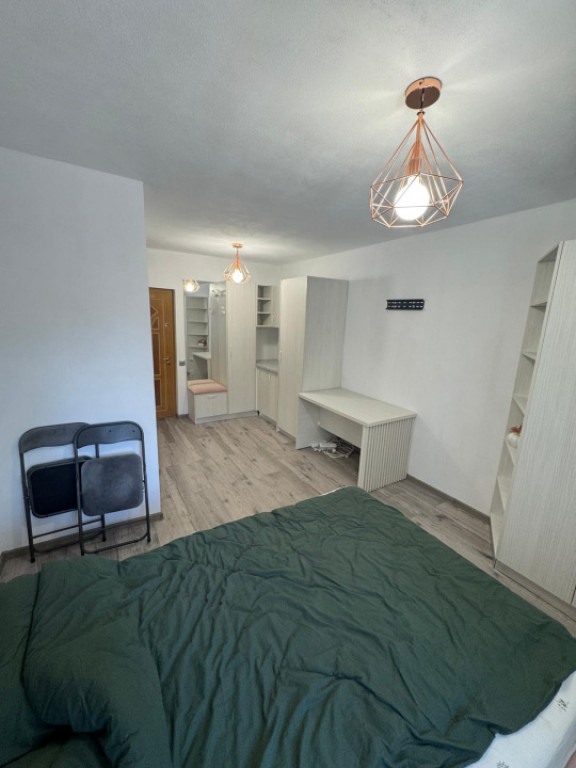 Camera de camin cu baie proprie de vanzare, 22 mp, zona Lapu
