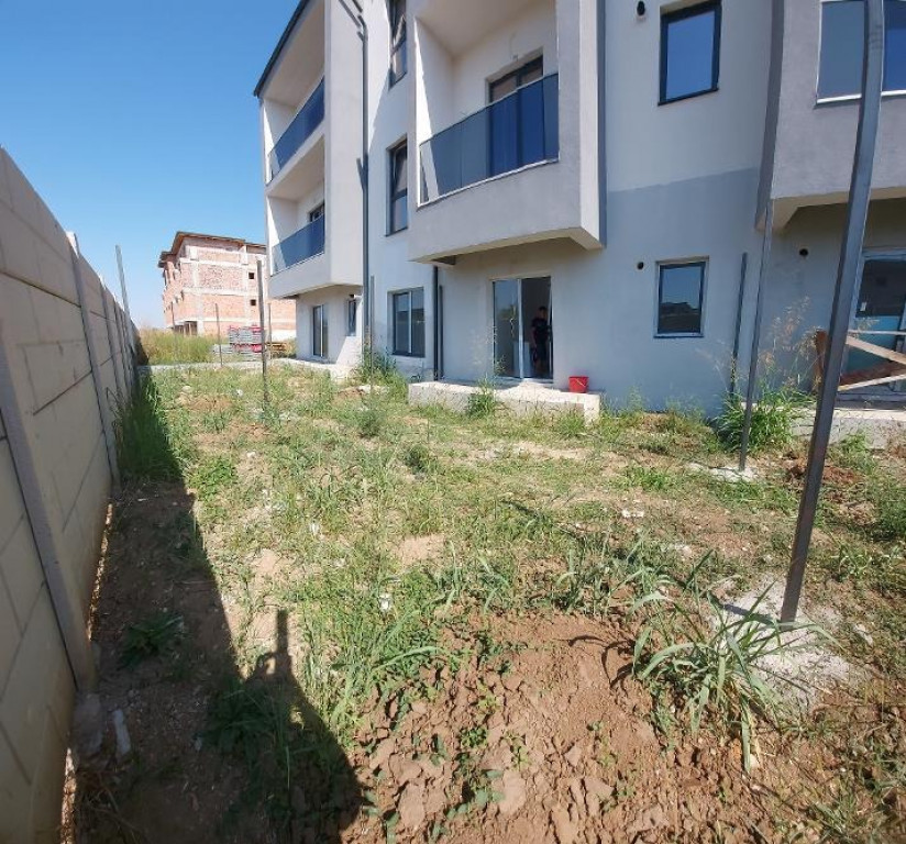 Garsoniera decomandata, 33 mp si curte aprox 40 mp-Magurele