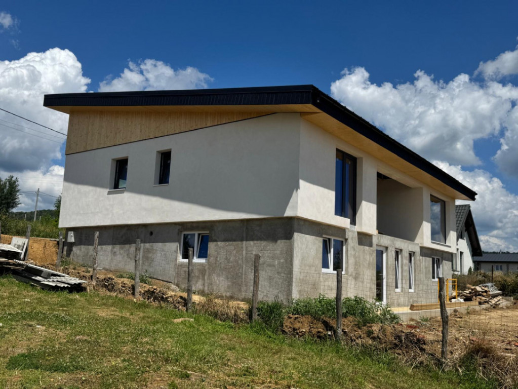 Casă de vânzare, 180 mp, teren 5 ari, zona Tautii Magherus