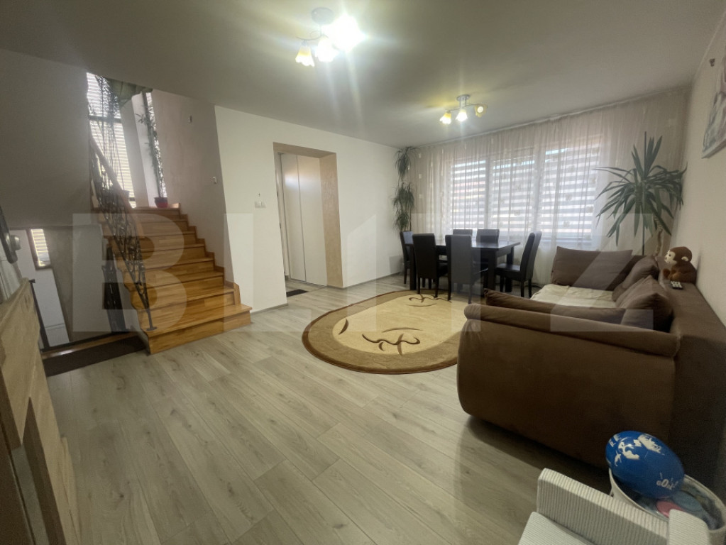 Casă cu 4 dormitoare, 280 mp, garaj, teren 500 mp