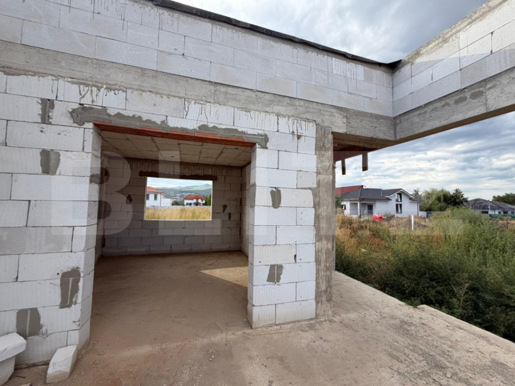 Casă la Roșu pe Dealul Furcilor – 3 Dormitoare, Subsol,
