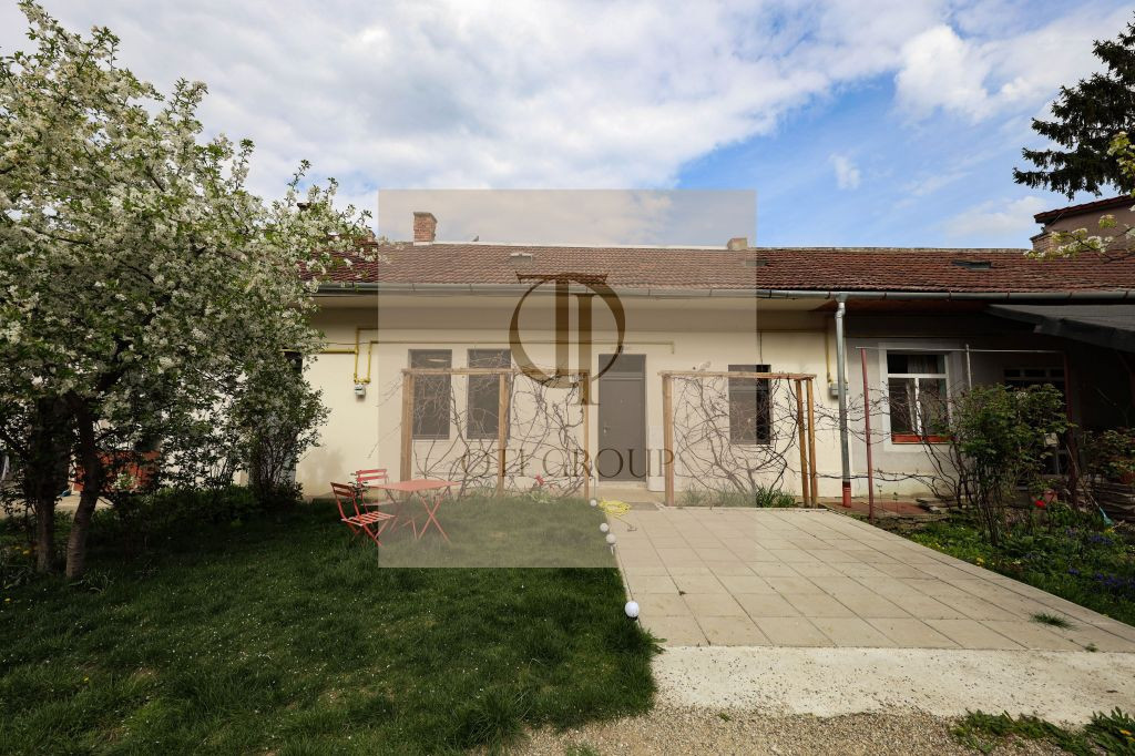 Apartament 2 camere, curte și 2 parcări, Centru Cluj