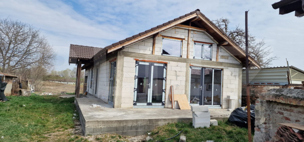 Casă la roșu, teren 2.712 mp, utilități pe parcelă –