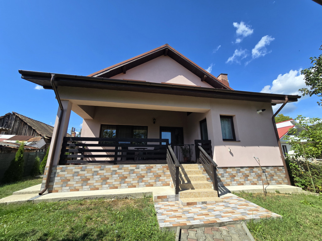 Casă de vânzare cu 4 camere, garaj și teren de 766 mp ??