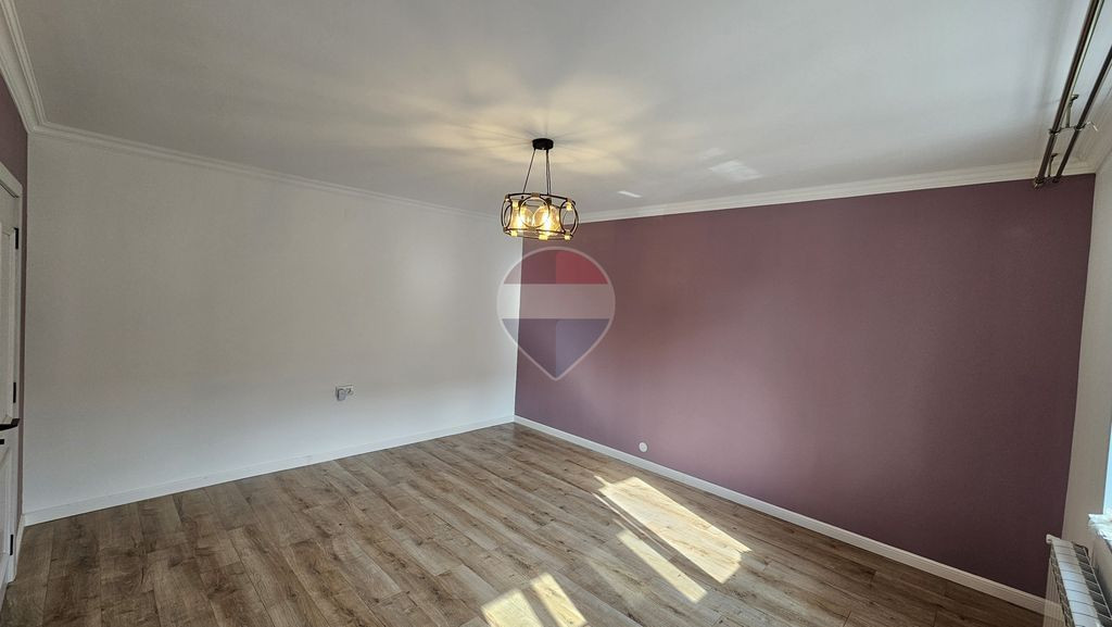 Apartament 2 camere – renovat complet, etaj 1, cu boxă...