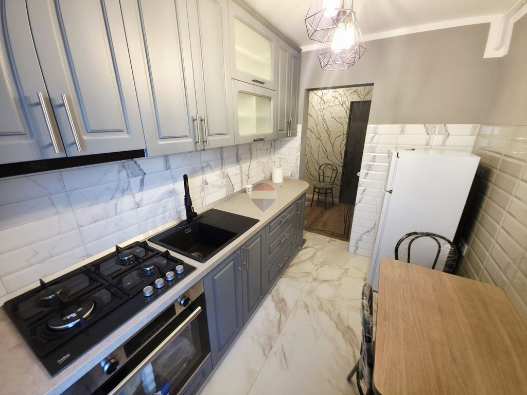 Apartament 2 camere – renovat complet, etaj 1, cu boxă...