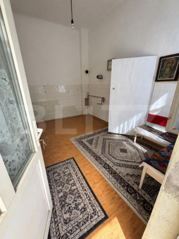 Cabana din lemn rotund, 2 camere, 140 mp, teren 2800 mp, Pal