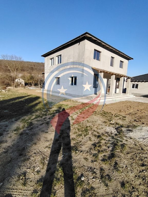 Vilă semifinisată de vânzare str. Remetea 217 mp si 67...