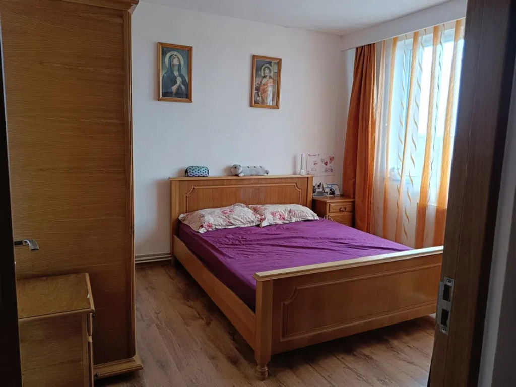 Apartament 3 camere zona Cedonia